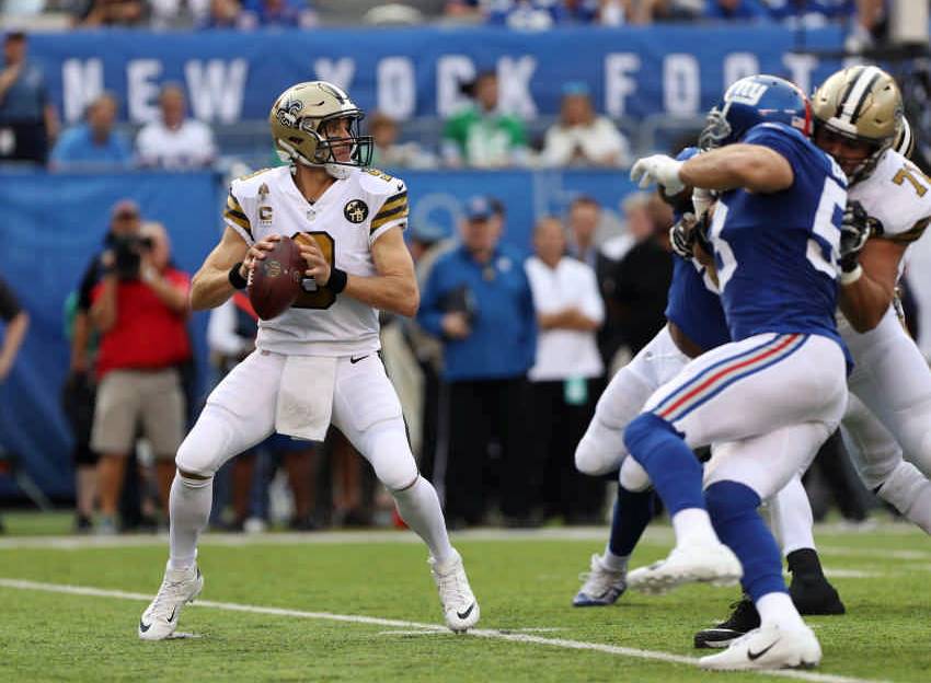 Saints' Drew Brees breaks Brett Favre's NFL record for completions 