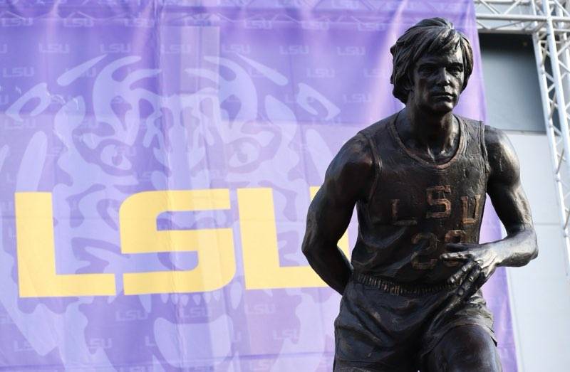 Baton Rouge, LA, USA. 25th July, 2022. The widow of former LSU great Pete  Maravich, Jackie Maravich, addresses the crown during the ceremony to  unveil the new Pete Maravich statue at the