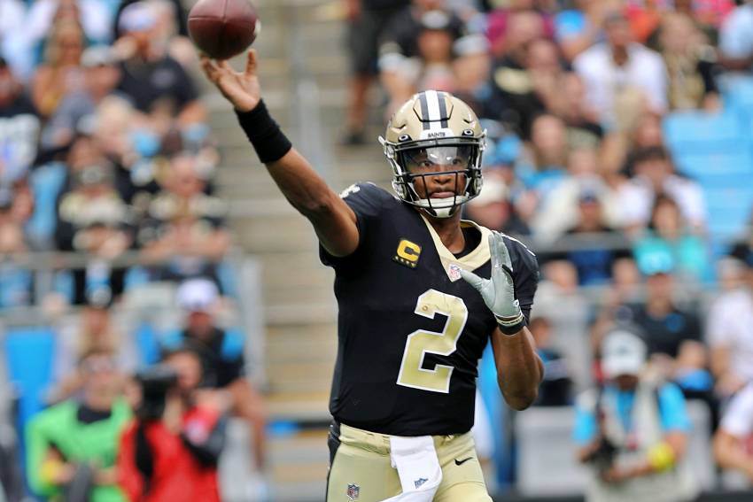 Saints' Jameis Winston throwing on surgically repaired knee